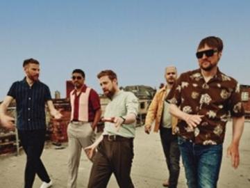 Kaiser Chiefs Live After Racing at Bath Racecourse.