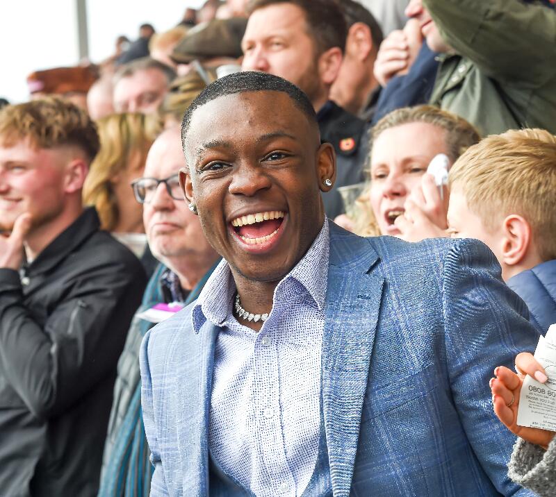 Crowd enjoying the race.